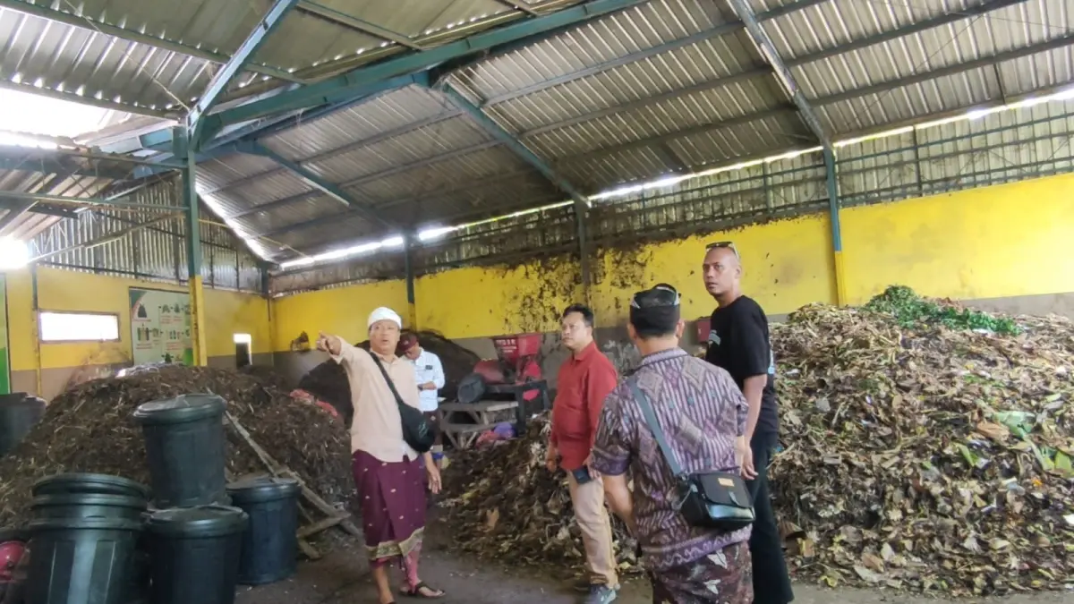 LIHAT PENGELOLAAN SAMPAH: Tim peneliti Badan Riset dan Inovasi Nasional (BRIN) melakukan kunjungan ke TPS3R Baktiseraga untuk mempelajari pola pengelolaan sampah di lokasi tersebut. (Pemkab Buleleng)