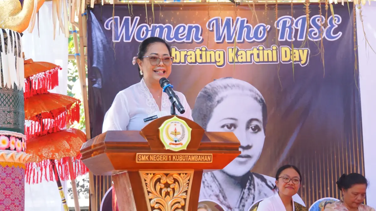 PARENTING: Ketua Tim Penggerak PKK Kabupaten Buleleng, Ny. Wardhany Sutjidra. (Pemkab Buleleng)