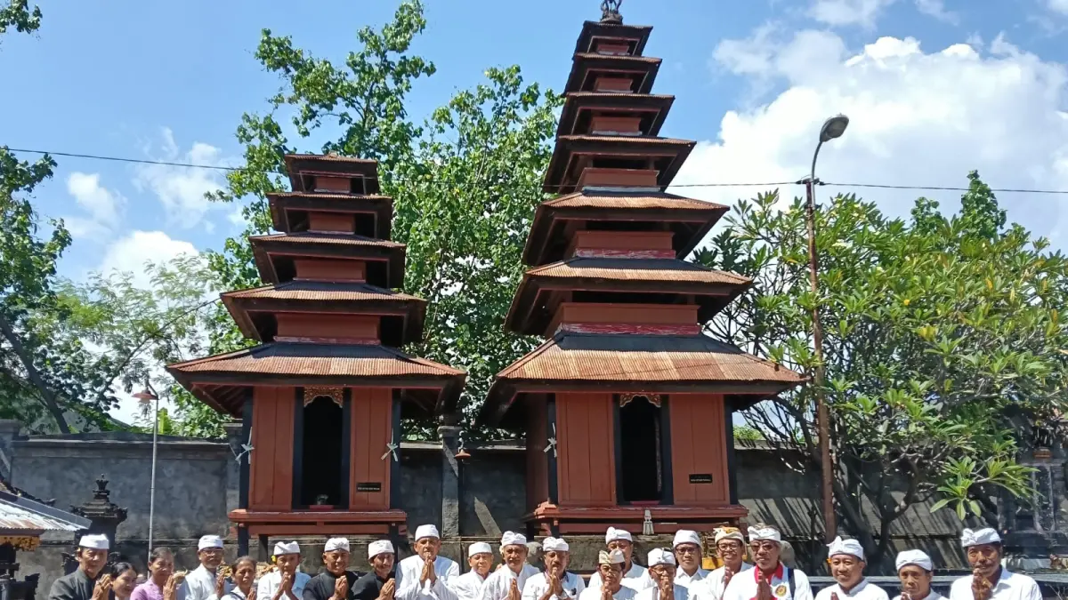 PEMUGARAN: Prajuru Desa Adat Buleleng usai mepiuning di Pura Segara Desa Adat Buleleng. Pura tersebut akan dipugar tahun ini. (Desa Adat Buleleng)