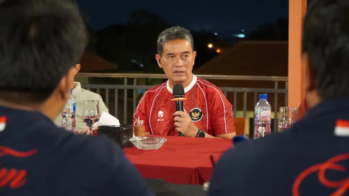 SIAPKAN SPONSOR: Ketua Umum KONI Buleleng, Gede Supriatna saat bertemu dengan para atlet. (KONI Buleleng)