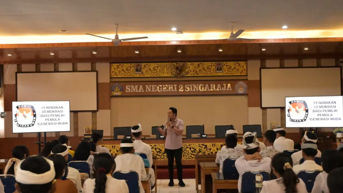 SOSIALISASI: Sosialisasi pendidikan demokrasi kepada siswa di SMAN 2 Singaraja. Lewat sosialisasi tersebut, KPU Buleleng berharap partisipasi pemilih pada ajang demokrasi semakin tinggi. (KPU Buleleng)