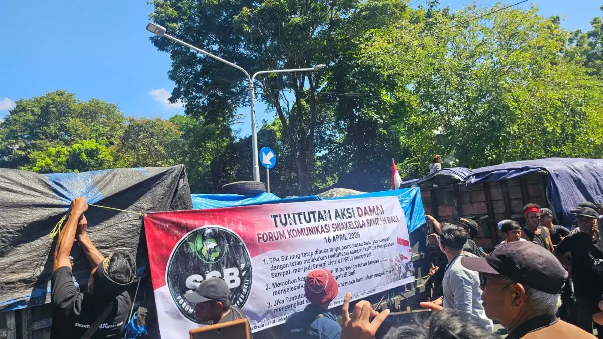 AKSI DAMAI: Aksi damai Forum Komunikasi Swakelola Sampah Bali. Setelah digeruduk ratusan truk sampah, pemerintah akhirnya membuka kembali akses ke TPA Suwung. (Ni Kadek Novi Febriani/Radar Bali)