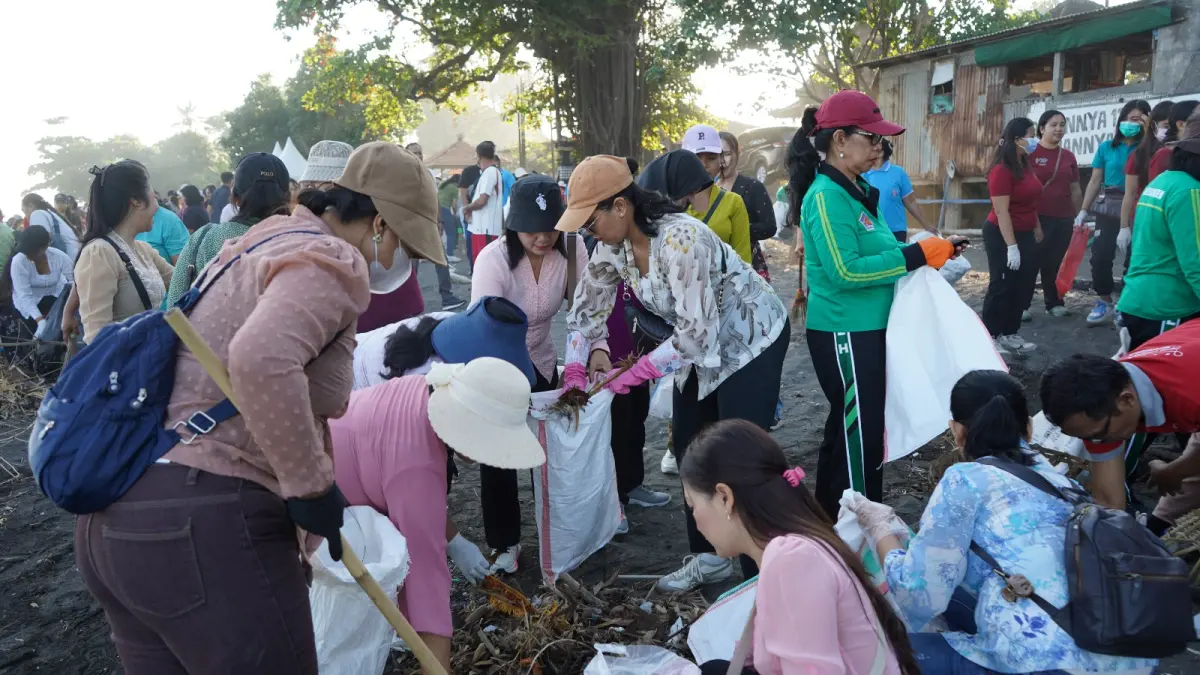 BERSIH PANTAI: Aksi pembersihan di Pantai Kubujati serangkaian Hari Kartini 2025. (Pemkab Buleleng)