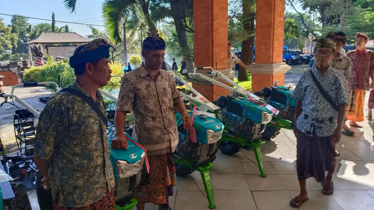 DAPAT BANTUAN: Para prajuru subak di Buleleng mendapat bantuan traktor dan perbaikan saluran irigasi. (Eka Prasetya/Radar Buleleng)