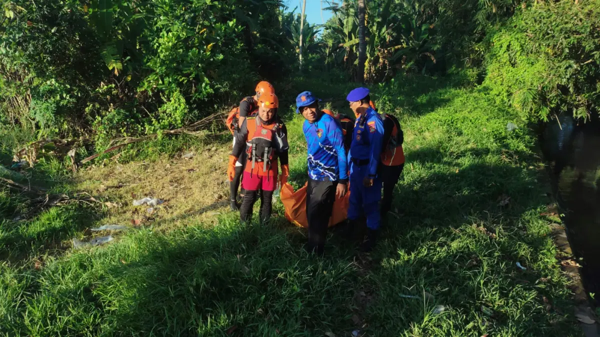 EVAKUASI: Tim SAR bersama aparat kepolisian mengevakuasi jenazah Sugeng, pemuda asal Malang, Jawa Timur. Diduga ia mabuk lalu terjatuh ke bendungan di wilayah Mengwi.