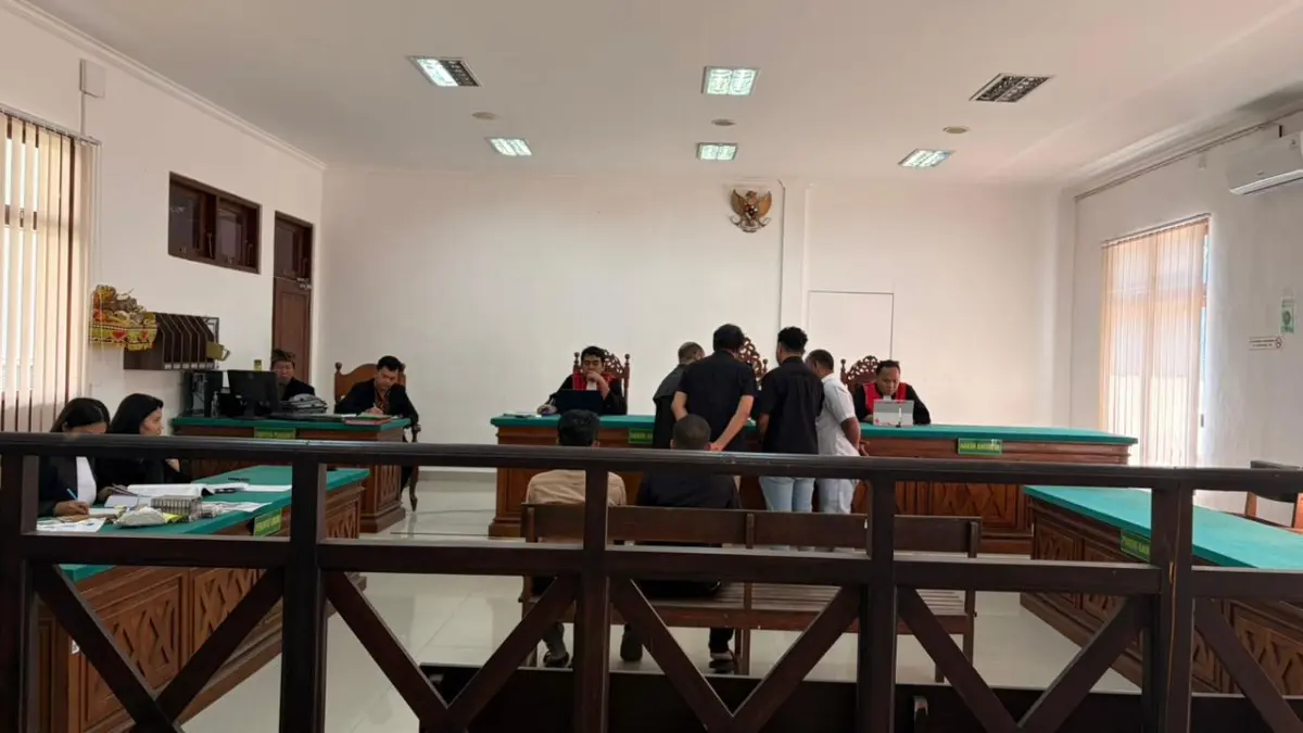 RUGIKAN NEGARA: Suasana persidangan kasus penjualan rokok ilegal tanpa cukai. Sidang tersebut melibatkan seorang pedagang asal Banyuning, Buleleng. (Kejari Buleleng)