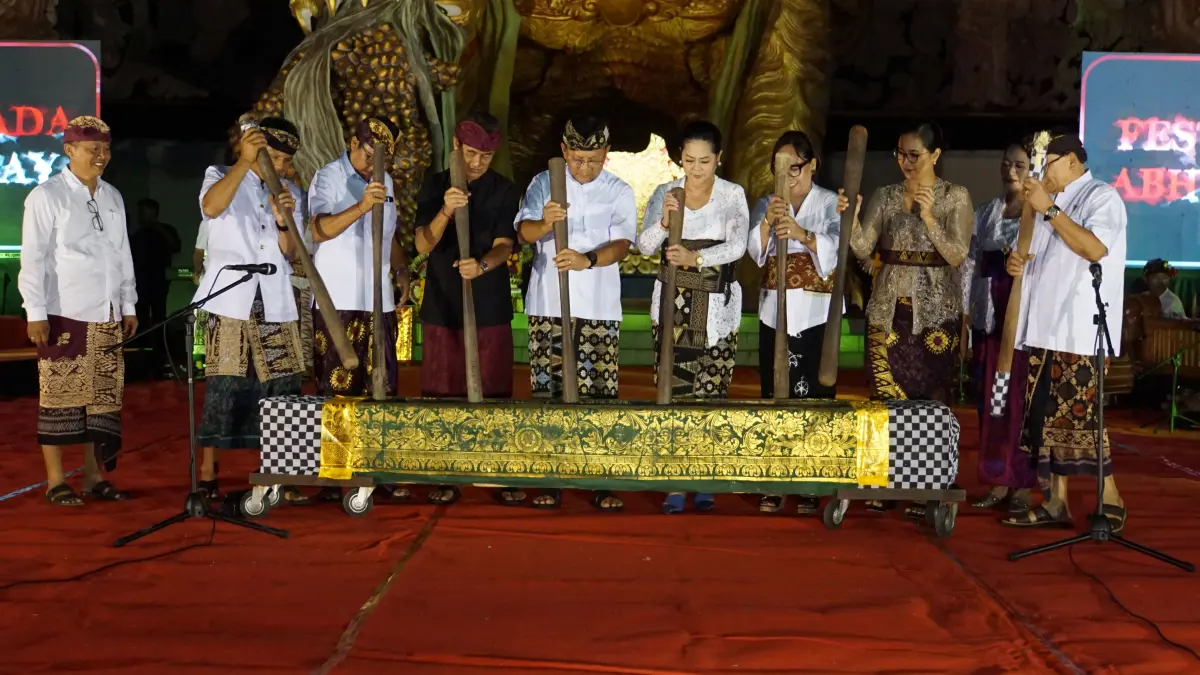 NGONCANG: Bupati Buleleng, I Nyoman Sutjidra (tengah) membuka Festasada yang ditandai dengan ngoncang atau memukul lesung. (Pemkab Buleleng)