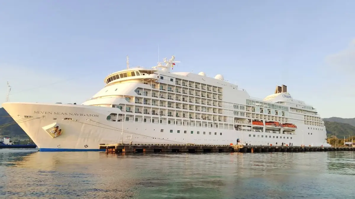 BERLABUH: Kapal pesiar MV Seven Seas Navigator saat berlabuh di Pelabuhan Celukan Bawang, pada Minggu (19/4/2026) pagi. (Pelindo Celukan Bawang)