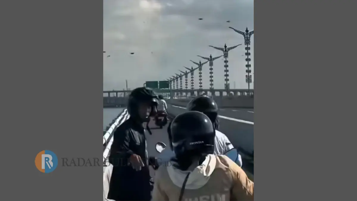 BIKIN KHAWATIR: Sejumlah pengendara sepeda motor berhenti di Jalan Tol Bali Mandara, karena khawatir tersengat kawanan lebah yang beterbangan. (Radar Bali)