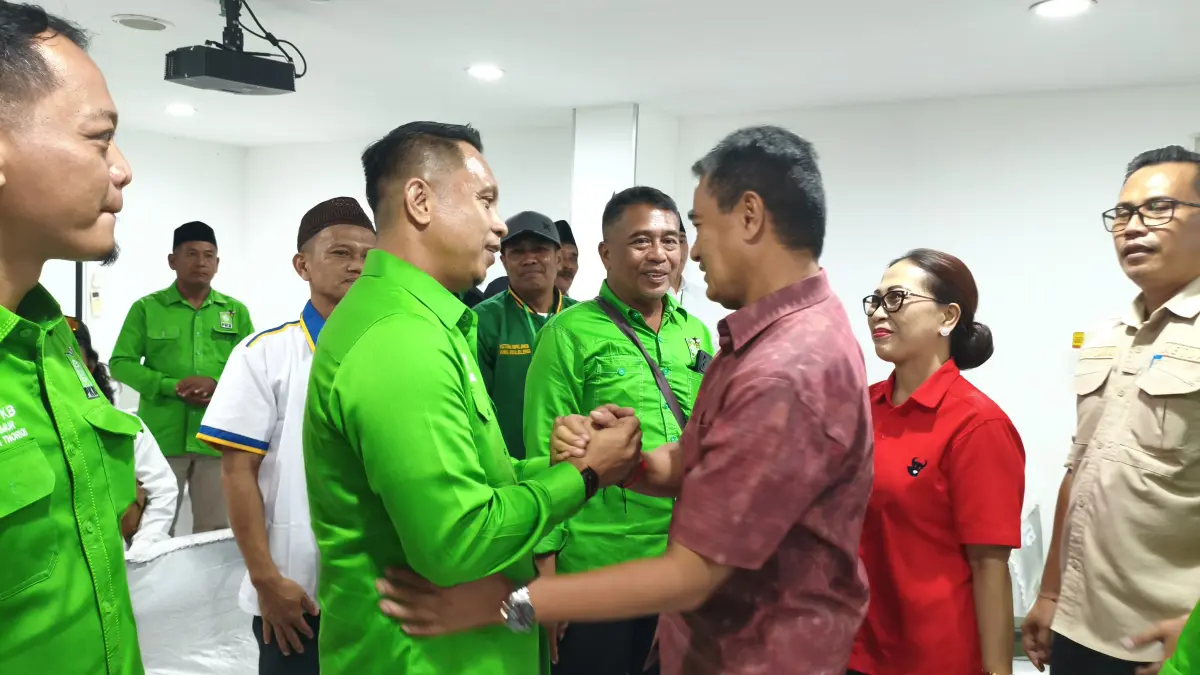 MUSYAWARAH CABANG: Sekretaris DPW PKB Bali, H. Mulyadi Putra (kiri) bersalaman dengan Wakil Bupati Buleleng, Gede Supriatna (kanan). (Francelino Junior/Radar Buleleng)