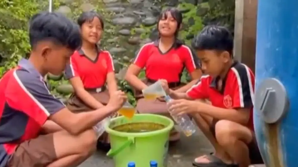 OLAH LIMBAH: Siswa di SDN 5 Gubug mengolah limbah makanan, termasuk sisa makan bergizi gratis (MBG) menjadi pupuk organik. (Juliadi/Radar Bali)