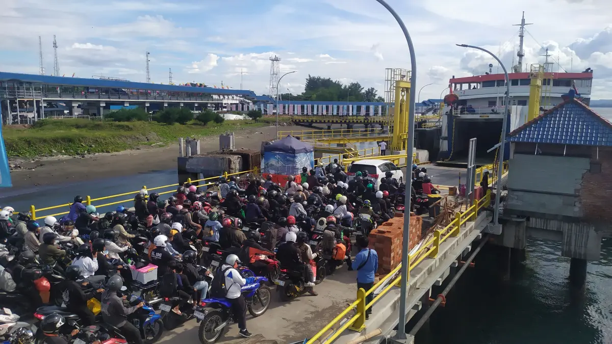 PADAT: Kepadatan di Pelabuhan  Gilimanuk saat arus mudik 2026. Imbas kemacetan panjang saat mudik 2026, ASDP usul tambah dermaga baru. (M. Basir/Radar Bali)