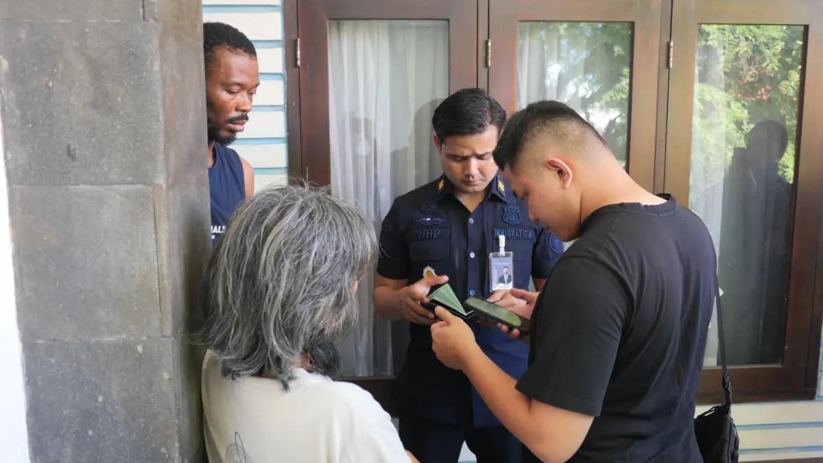 SIDAK: Tim dari kantor Imigrasi Denpasar saat melakukan sidak ke salah satu penginapan di Denpasar. Di sana Imigrasi mengamankan empat orang WNA Nigeria yang diduga melanggar visa. (Imigrasi Denpasar)