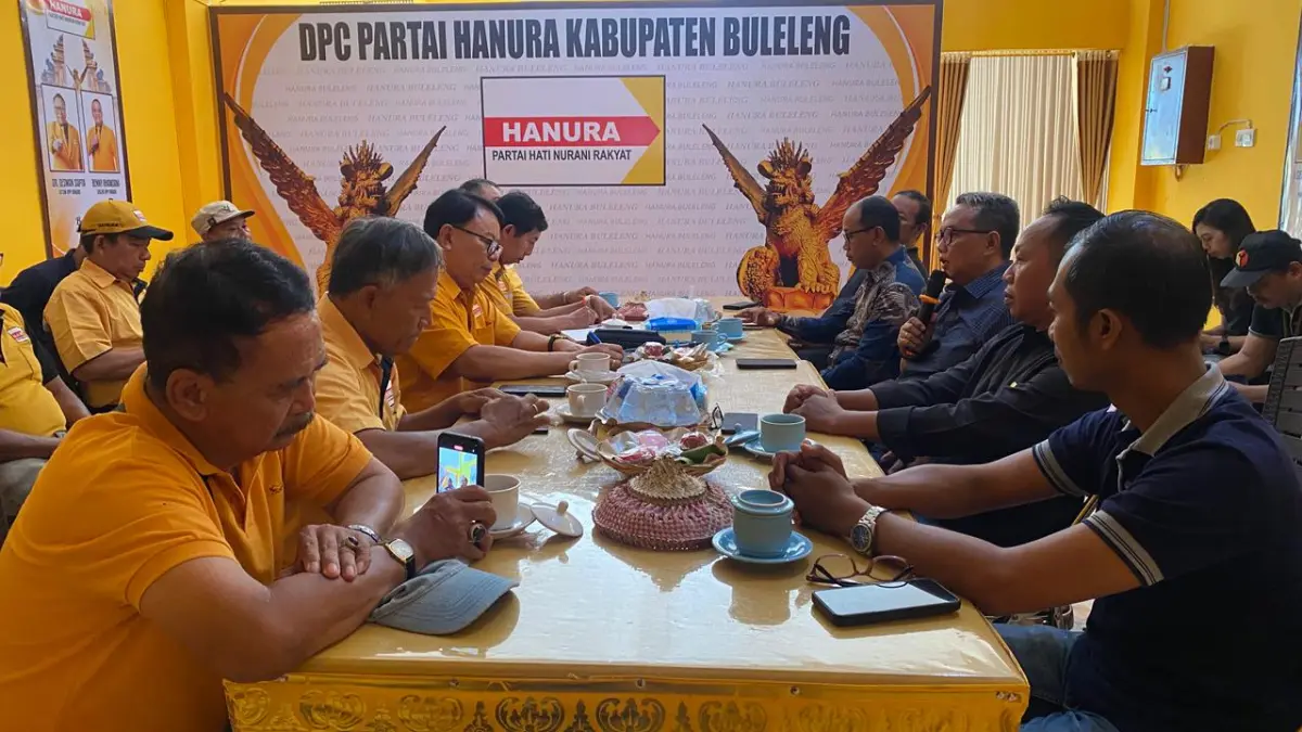 TEMUI PENGURUS PARTAI: Rombongan KPU Buleleng saat berkunjung ke Sekretariat DPC Hanura Buleleng. (KPU Buleleng)
