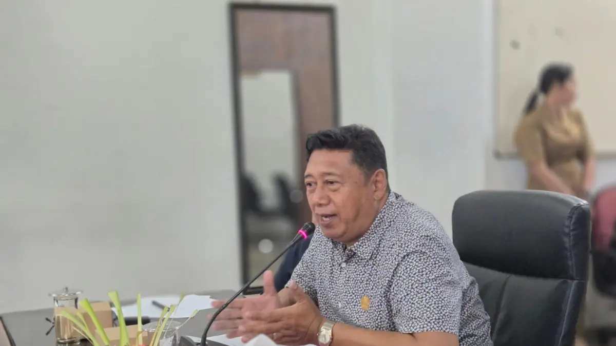BAHAS PERLINDUNGAN: Ketua Komisi IV DPRD Buleleng, Nyoman Sukarmen mendesak pengawasan panti asuhan di Buleleng. (DPRD Buleleng)