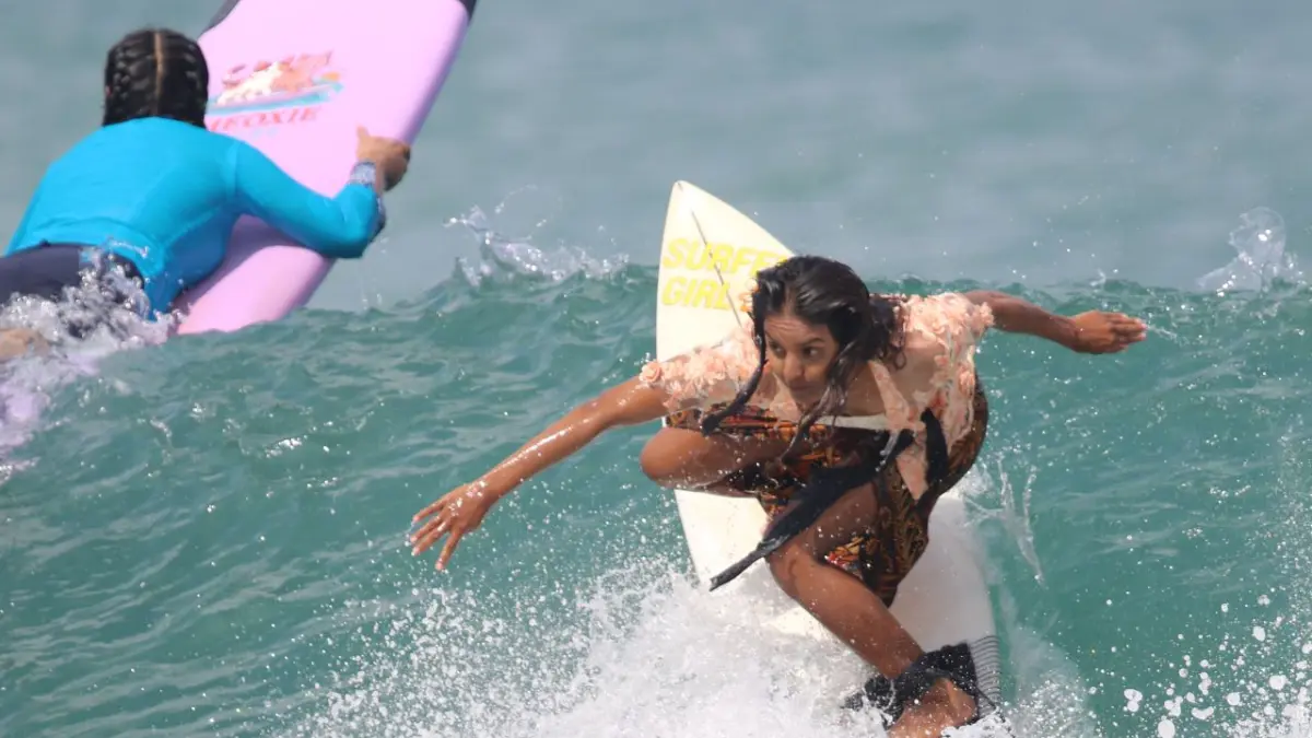 SURFING: Salah seorang peselancar tampak berselancar di Pantai Kuta. (Miftahuddin M. Halim/Radar Bali)