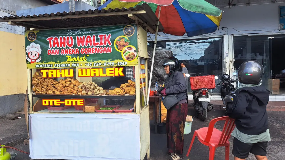 TERDAMPAK; Salah satu lapak gorengan di Kota Singaraja. Pedagang kecil mulai terdampak imbas perang Timur Tengah. (Eka Prasetya/Radar Buleleng)