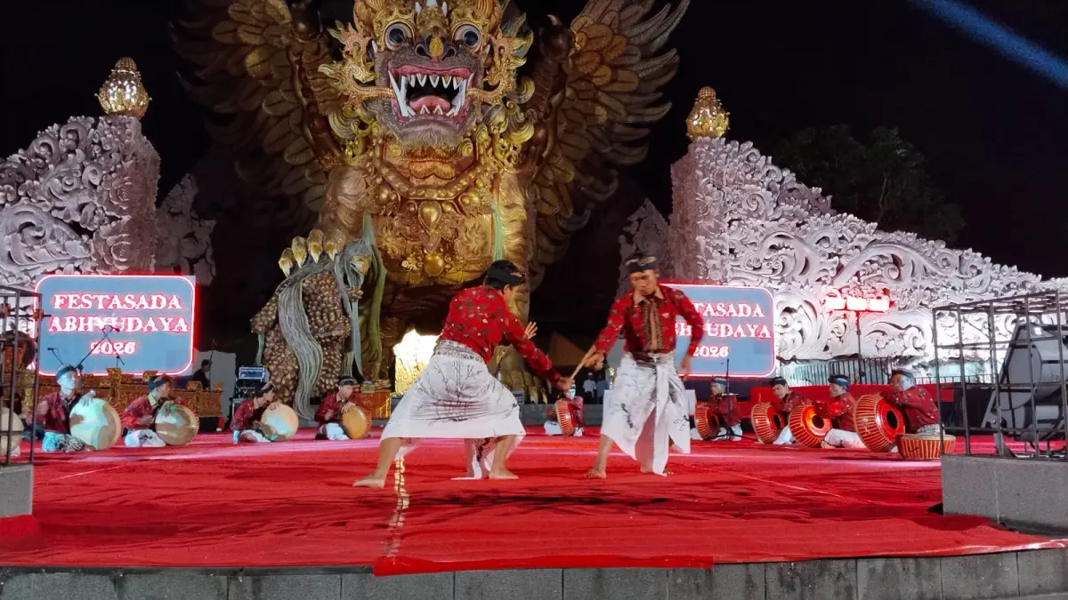 TRADISI: Atraksi Burdah Pegayaman pada ajang Festasada 2026 di RTH Bung Karno, Buleleng. (Pemkab Buleleng)