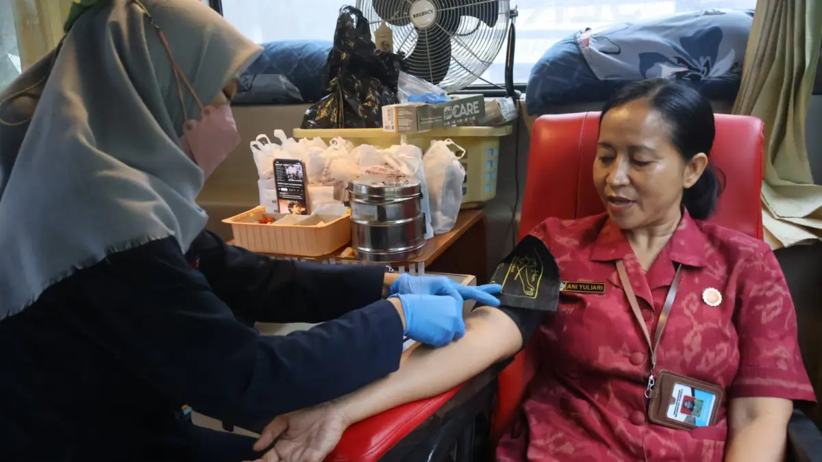 DONOR DARAH: Aksi donor darah serangkaian Hari Kartini di Kecamatan Tejakula. (Pemkab Buleleng)