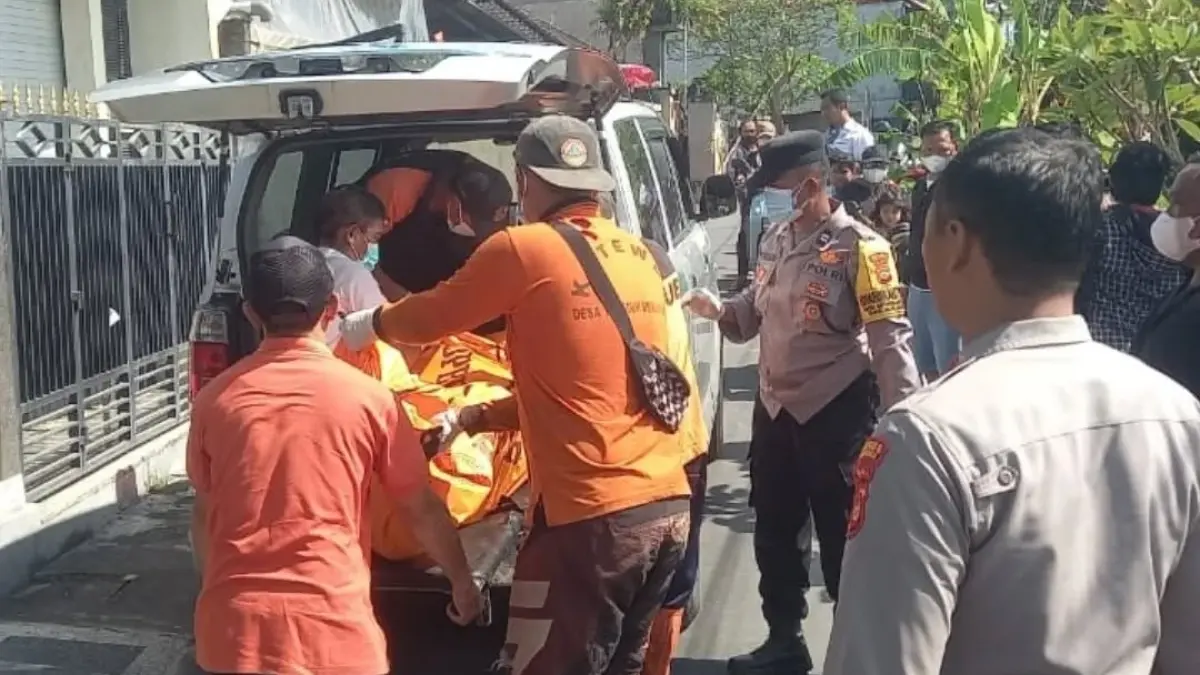 EVAKUASI: Proses evakuasi jenazah warga Desa Pedawa, Buleleng, yang ditemukan meninggal di salah satu rumah kost di Gianyar. (Polsek Sukawati)