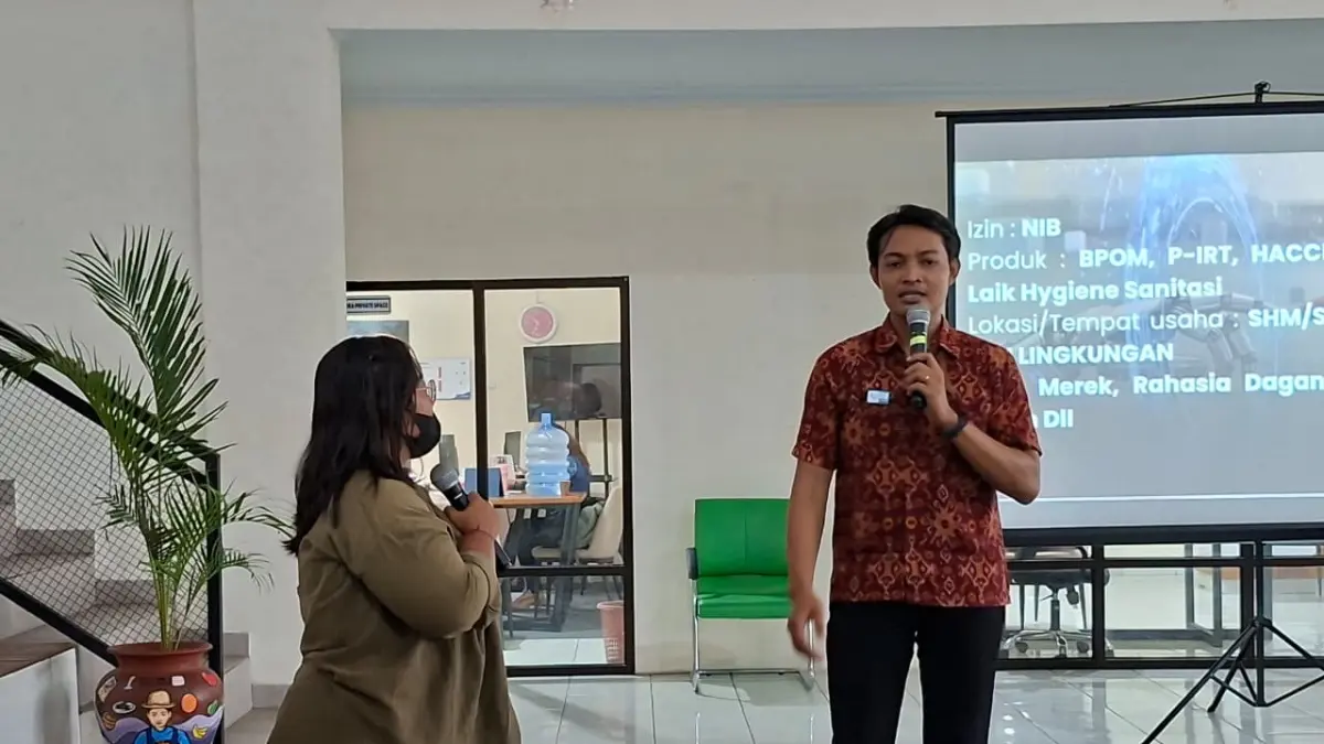 GO DIGITAL: Suasana pendampingan literasi digital yang digelar Kementerian Komunikasi dan Digital kepada UMKM di Buleleng. (Pemkab Buleleng)