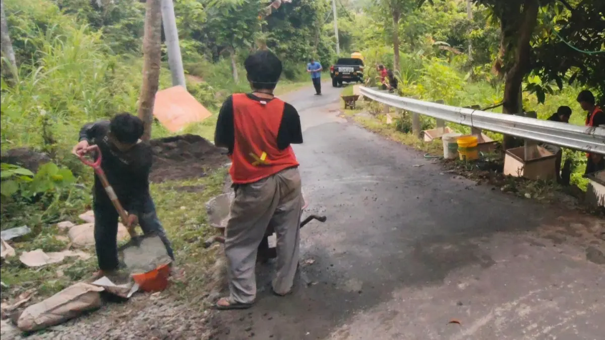 PASANG GUARDRAIL: Proses pemasangan guard rail di Jalan Raya Tigawasa-Kaliasem, Kabupaten Buleleng, (Dishub Buleleng)