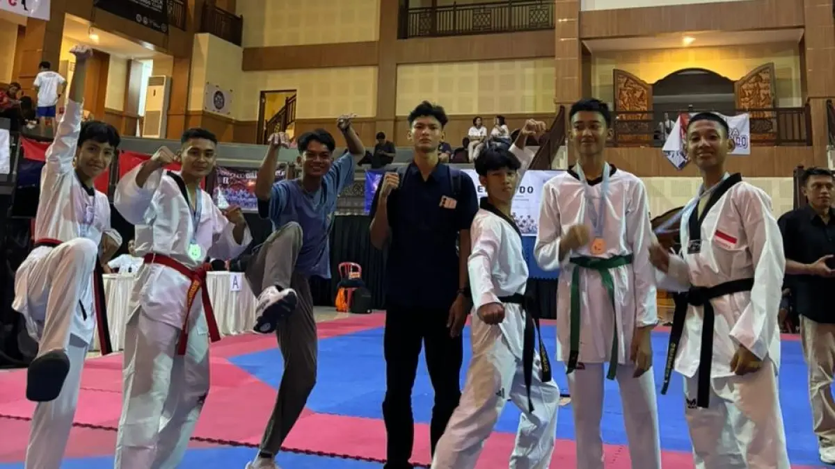 RAIH PRESTASI: Parat atlet bersama tim pelatih Taekwondo Buleleng saat mengikuti ajang Walikota Denpasar Cup di GOR UNHI Denpasar, belum lama ini, (Taekwondo Buleleng)
