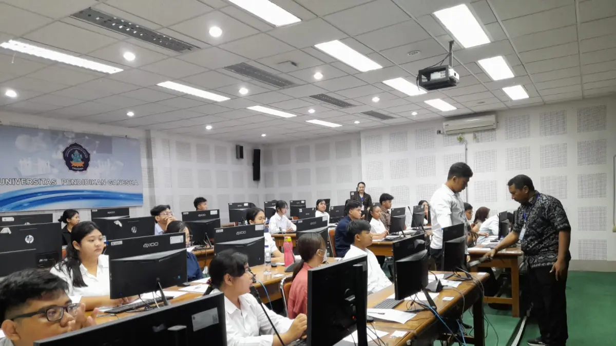 UTBK: Suasana Ujian Tulis Berbasis Komputer (UTBK) dalam Seleksi Nasional Berdasarkan Tes (SNBT) di Universitas Pendidikan Ganesha (Undiksha), Buleleng. (Humas Undiksha)