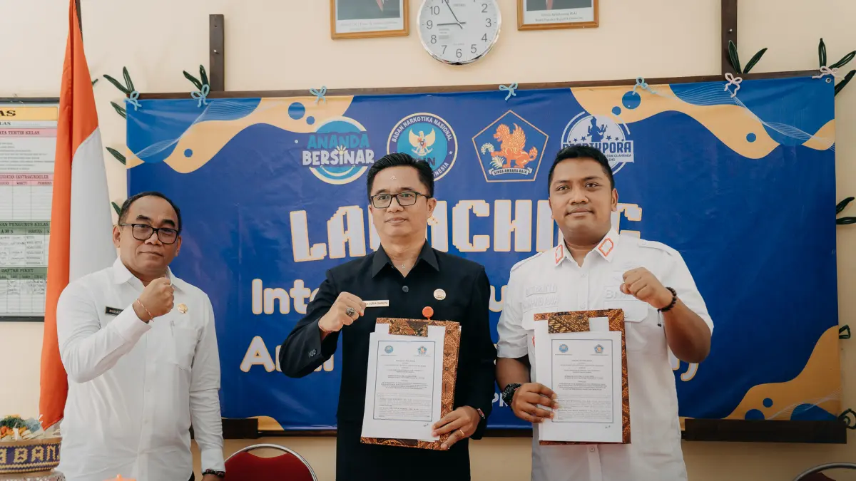 ANTI NARKOBA: Kepala Disdikpora Buleleng, Ida Bagus Gde Surya Bharata (tengah) dan Kepala BNNK Buleleng, Yudha Marianto (kanan) menandatangani kerjasama penerapan kurikulum anti narkoba di sekolah. (BNNK Buleleng)