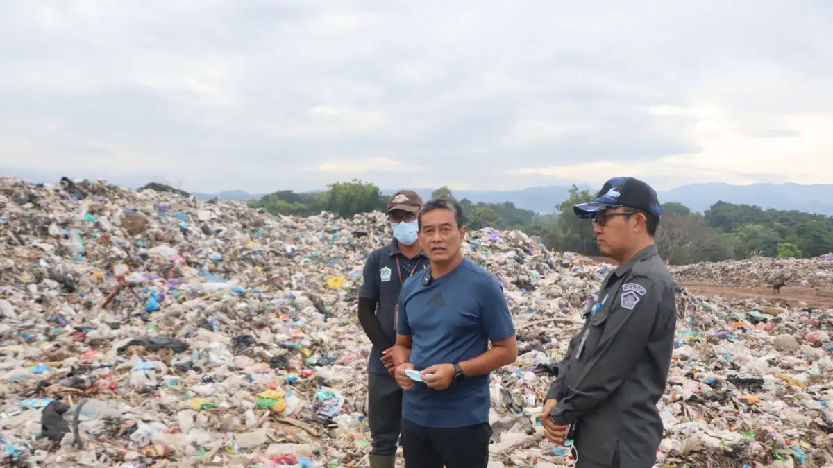 CEK TIMBUNAN SAMPAH: Wakil Bupati Buleleng, Gede Supriatna (tengah) saat mengecek timbunan sampah di TPA Bengkala. (Pemkab Buleleng)