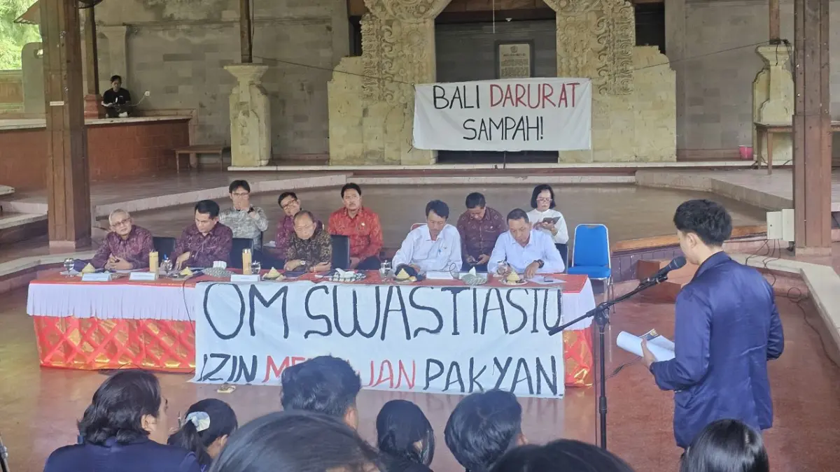 KRITIK KINERJA: Mahasiswa Universitas Udayana melakukan aksi damai di DPRD Bali, mengkritik kinerja Pemprov Bali dalam penanganan sampah. (Ni Kadek Novi Febriani/Radar Bali)