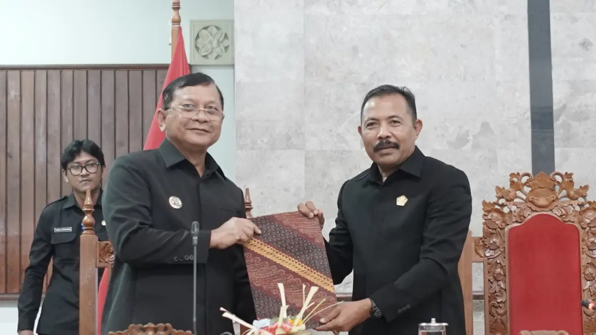 SAHKAN PERDA: Bupati Buleleng, I Nyoman Sutjidra (kiri) dan Ketua DPRD Buleleng, Ketut Ngurah Arya (kanan) menyepakati Ranperda Pajak dan Retribusi Daerah. (DPRD Buleleng)
