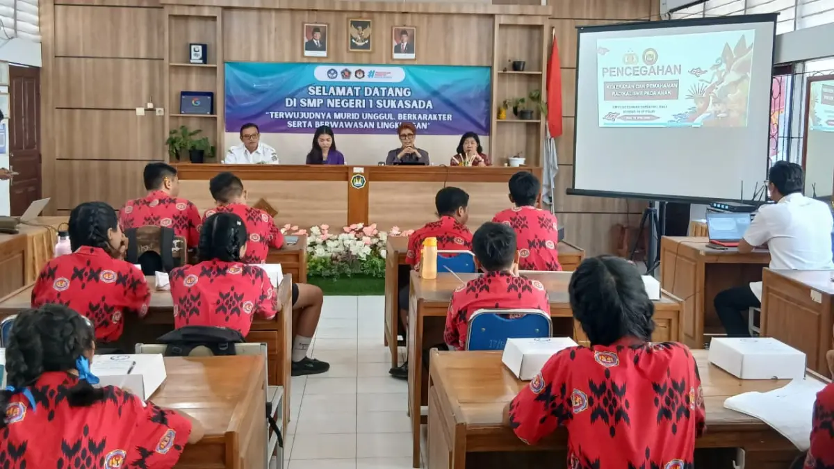 SOSIALISASI: Sosialisasi Densus 88 di SMPN 1 Sukasada terkait radikalisme. (Polres Buleleng)