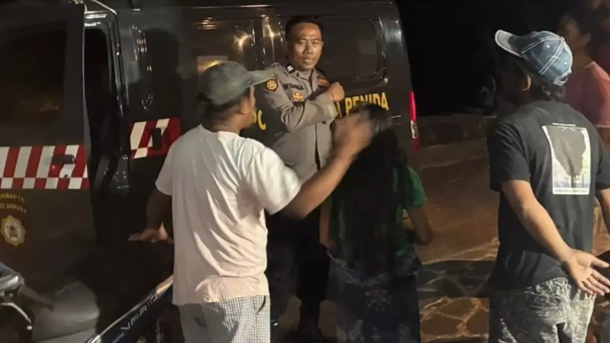 DATANGI TKP: Aparat kepolisian dari Polsek Nusa Penida mendatangi lokasi kejadian keributan remaja di Desa Kutampi. (Polres Klungkung)
