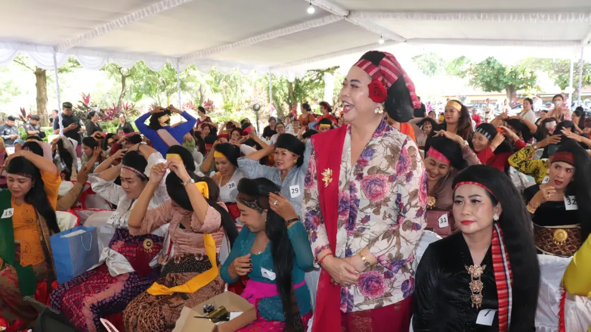PASANG LELUNAKAN: Anggota PKK se-Kabupaten Buleleng memasang lelunakan yang notabene hiasan khas perempuan di Buleleng. Kegiatan itu berlangsung di RTH Rumah Jabatan Bupati Buleleng. (Pemkab Buleleng)