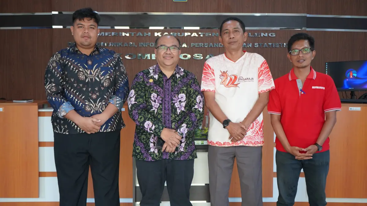 JAJAKI KERJASAMA: Kepala BP3MI Bali, Muhammad Ikbal (dua dari kanan) saat berkunjung ke Dinas Kominfo Santi Buleleng, pada Jumat (24/4/2026). BP3MI Bali menjajaki peluang kerjasama dengan Pemkab Buleleng dalam penyampaian informasi terkait perlindungan pekerja. (Pemkab Buleleng)