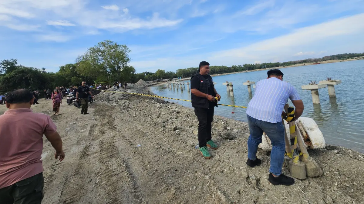 HENTIKAN PROYEK: Satuan Polisi Pamong Praja (Satpol PP) Bali memasang segel penghentian aktivitas di PT Bali Turtle Island Development (BTID). (Ni Kadek Novi Febriani/Radar Bali)