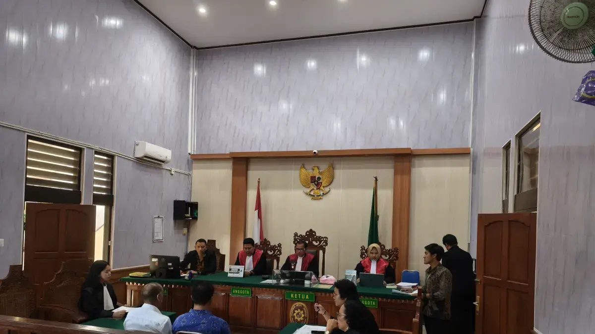 PANAS: Suasana sidang WNA Inggris yang terseret kasus kepemilikan kokain di Pengadilan Negeri Denpasar. Dalam sidang itu sempat memecat pengacaranya. (Maulana Sandijaya/Radar Bali)