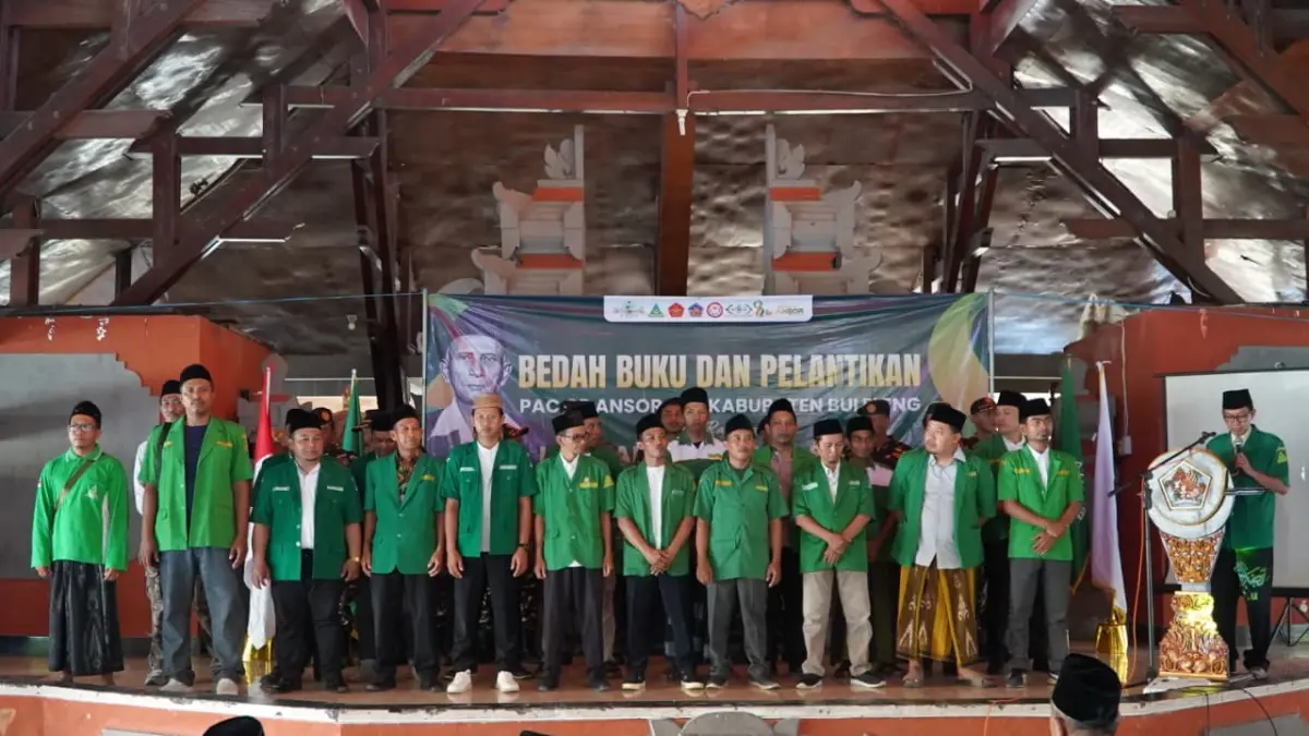 PELANTIKAN: Para Pengurus Anak Cabang (PAC) Gerakan Pemuda Ansor se-Kabupaten Buleleng, saat menjalani pelantikan di Wantilan Praja Winangun Kantor Bupati Buleleng, pada Jumat (24/4/2026). (Pemkab Buleleng)