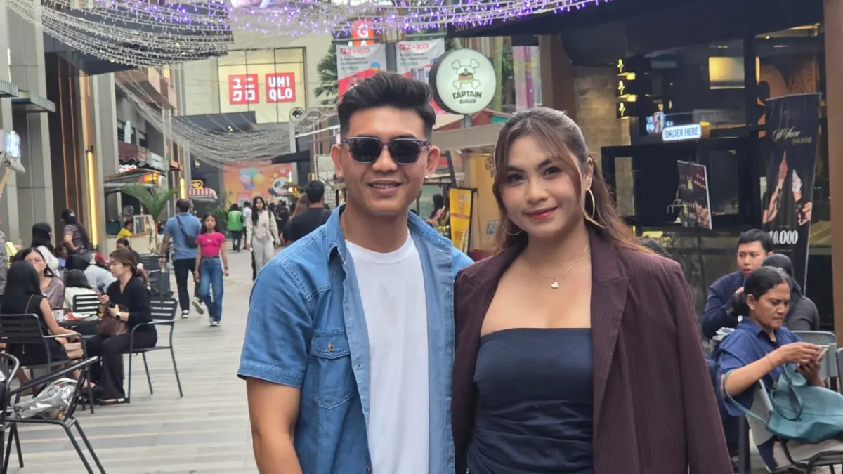 RILIS SINGLE: Tika Pagraky (kanan) dan mantan suaminya Wira Krisna dalam sebuah kesempatan. (Marsellus Pampur/Radar Bali)