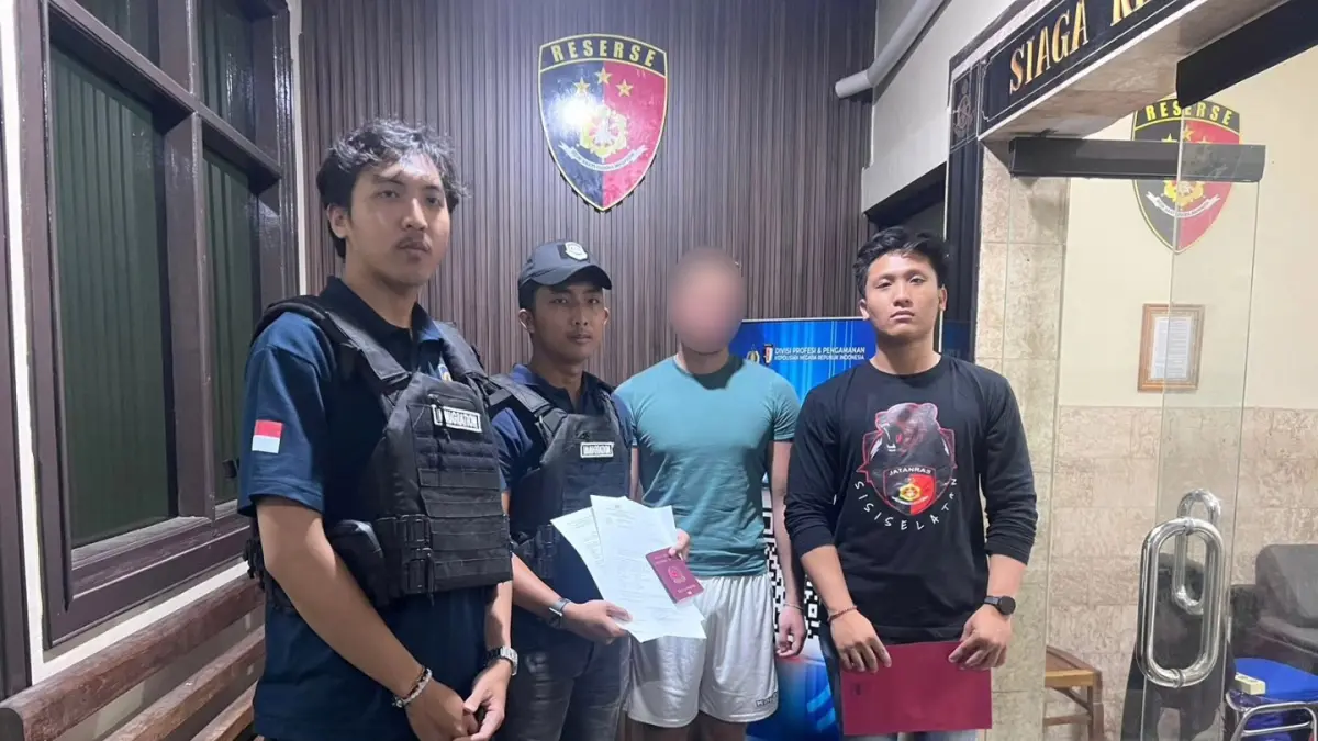 TERTANGKAP BASAH: Aparat kepolisian menangkap seorang WNA asal Italia yang mengamuk di Simpang Mahendradatta. Kini WNA tersebut diserahkan kepada pihak imigrasi untuk proses deportasi. (Polresta Denpasar)