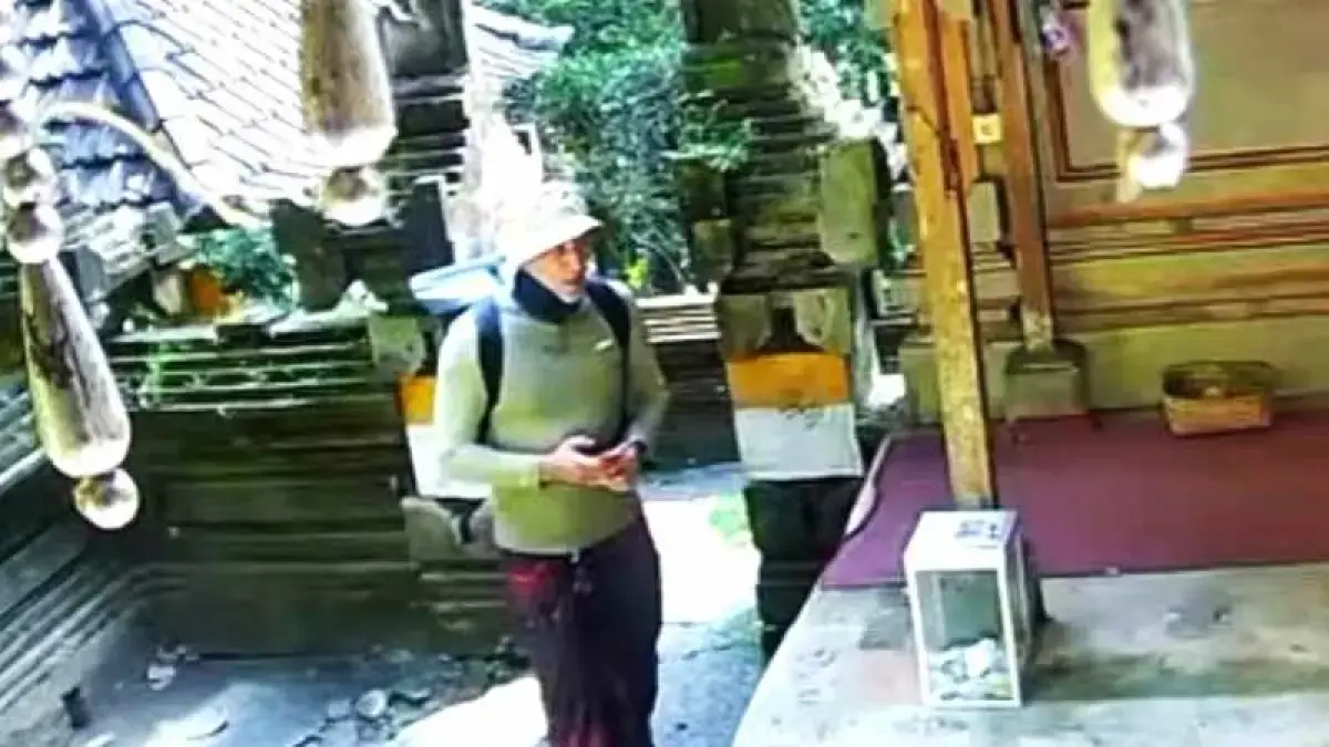 DIDUGA CURI SESARI: Viral rekaman kamera CCTV menunjukkan seorang WNA yang diduga mencuri uang sesari di Pura Goa Gajah, Bali. (istimewa)