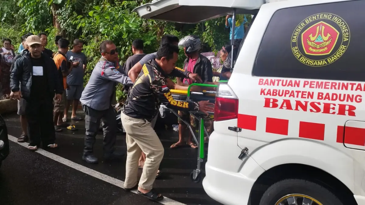 EVAKUASI: Proses evakuasi korban pohon tumbang di Desa Ungasan, Bali. Korban merupakan mahasiswa asal Nusa Tenggara Timur (NTT). (Polresta Denpasar)