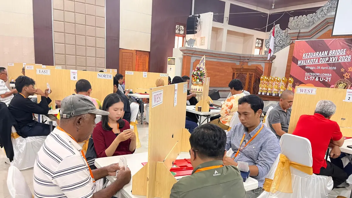 RAIH PRESTASI: Atlet bridge Buleleng, Ni Kadek Oppi Swandari (baju merah) dan Gede Raditya Manohara (baju hijau membelakangi kamera) berhasil meraih predikat Best Mixed Nasional sekaligus Best Bali pada ajang Kejuaraan Bridge Walikota Cup 2026 di Denpasar.