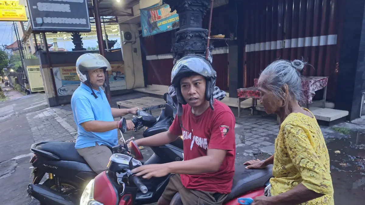 TERLANTAR: Personel Pol PP Buleleng memulangkan seorang lansia (baju kuning) yang ditemukan dalam kondisi linglung di kawasan Desa Baktiseraga. (Pemkab Buleleng)