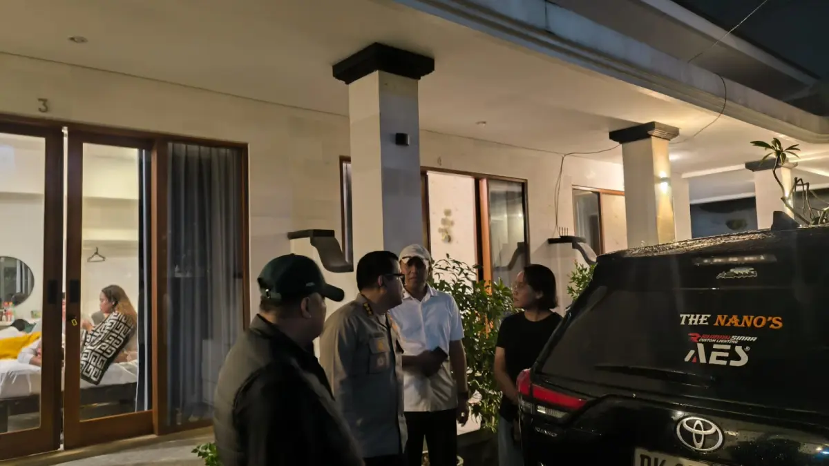 BONGKAR SINDIKAT: Aparat kepolisian menggerebek sebuah guest house di Kedonganan, Bali. Guest house itu diduga dijadikan markas sindikat penipuan online (scammer) lintas negara. (Polresta Denpasar)