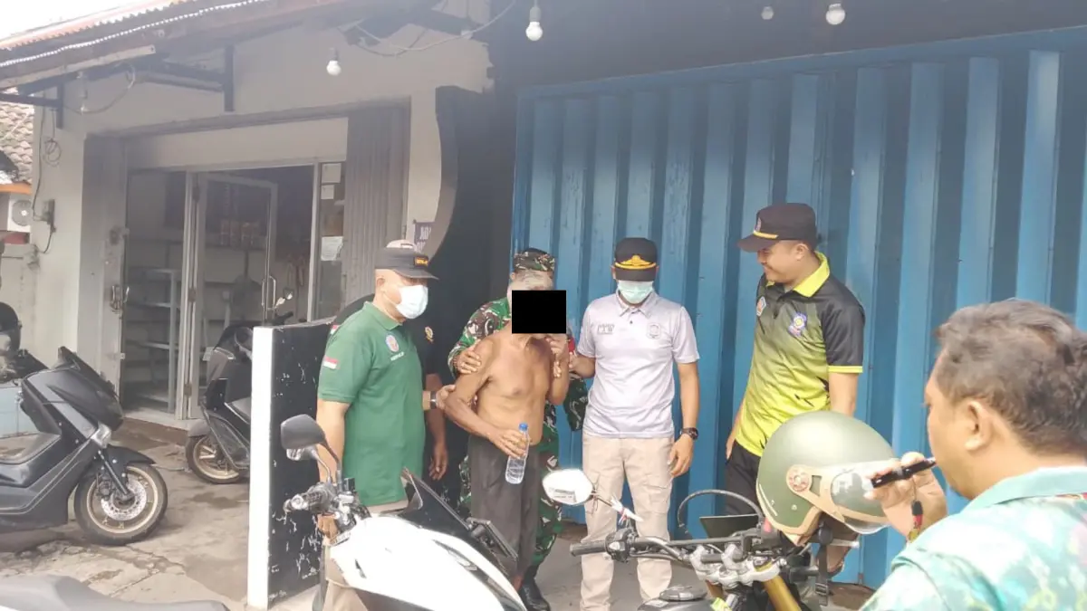 EVAKUASI: Pol PP Buleleng mengevakuasi seorang ODGJ asal Bungkulan yang dinilai meresahkan. Ia dievakuasi ke RSUD Buleleng. (Pol PP Buleleng)