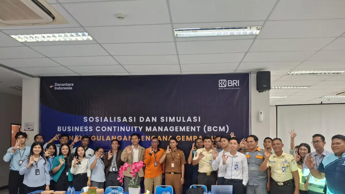 SIAP UNTUK SELAMAT: Para staf BRI Cabang Singaraja berfoto bersama dengan BPBD Buleleng usai simulasi evakuasi gempa dalam rangka Hari Kesiapsiagaan Bencana Nasional (HKBN) 2026. (BRI Singaraja)