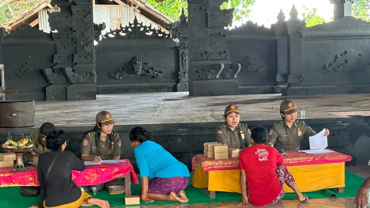 SOSIALISASI: Proses sosialisasi bangunan liar yang berdiri di kawasan Pantai Kampung Baru. (Pemkab Buleleng)