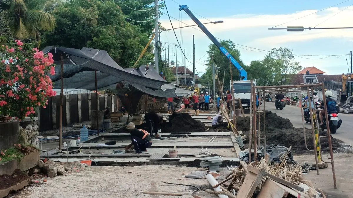 TITIK NOL: Proses pengerjaan kawasan titik nol Kota Singaraja. (Eka Prasetya/Radar Buleleng)